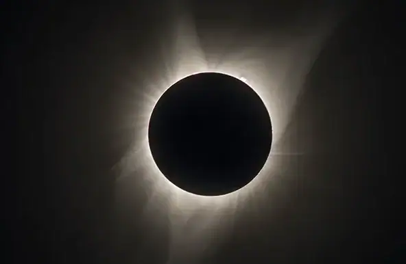 Corona solar durante la totalidad de un eclipse
